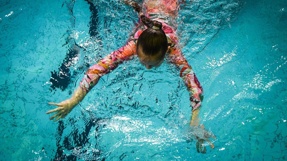 Der Schwimmbus, der Schüler der dritten Klasse zum Schwimmunterricht bringt, soll wieder eingesetzt werden. Dafür drohen bei anderen Jugendangeboten Kürzungen. Schwimmen in der Grundschule