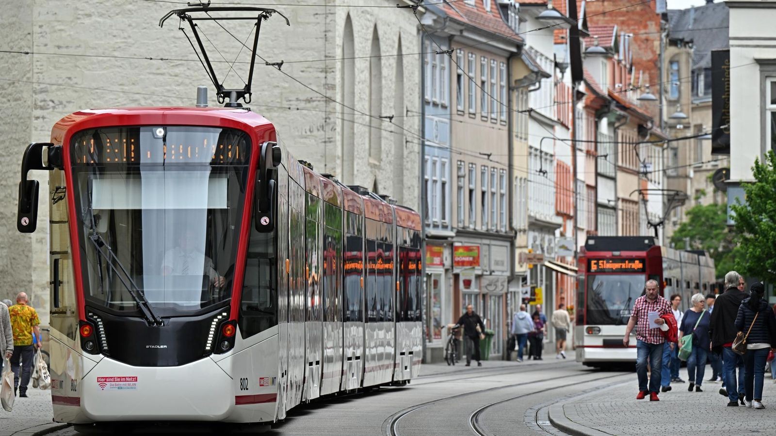 Mann-schie-t-in-Erfurt-mit-pistolen-hnlichem-Gegenstand-auf-Stra-enbahn