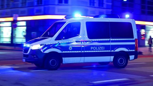 Mann schließt sich in Wohnung ein und löst Großeinsatz aus