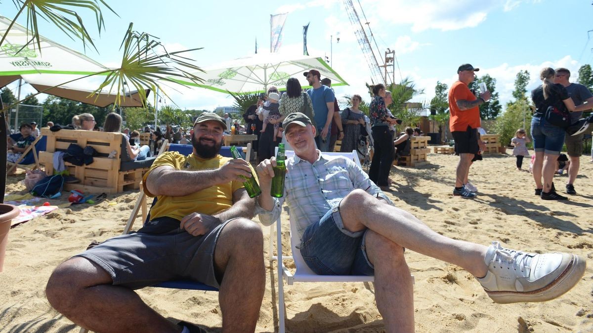 Strandfeeling kam im Binnenhafen im Jahr 2022 auf, im Interims-Beachclub Aloha Ahoi auf der Schlossinsel.