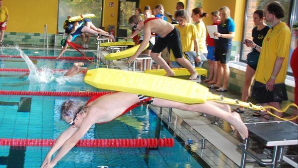 Badebucht Wedel gesperrt: 600 Rettungsschwimmer im Wasser
