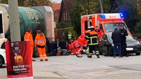 Tesla fährt Müllmann auf Trittbrett an – schwer verletzt