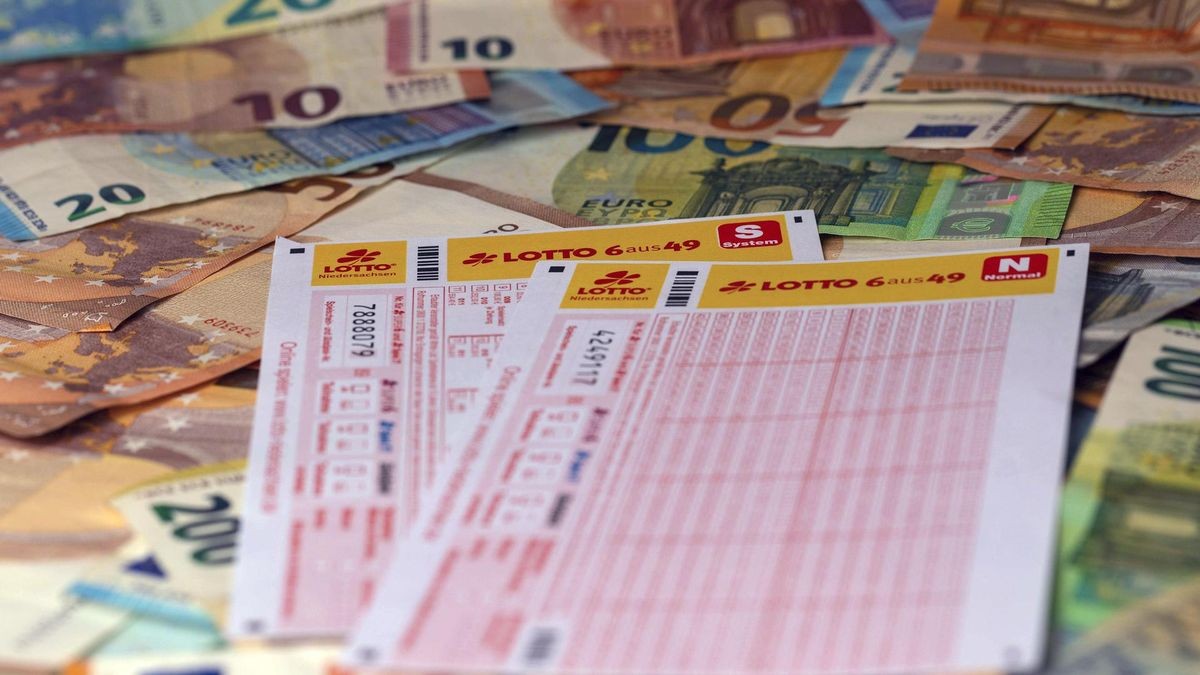 Lottoschein auf Geldscheinen. In Deutschland betreibt der Deutsche Lotto- und Totoblock als Zusammenschluss der Landes-Lotteriegesellschaften das Lottospiel (Symbolbild).