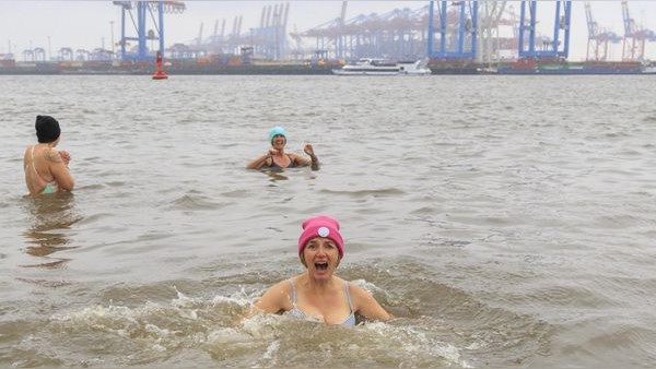 Eisbaden in der Elbe: Reporterin hat irren Trend ausprobiert