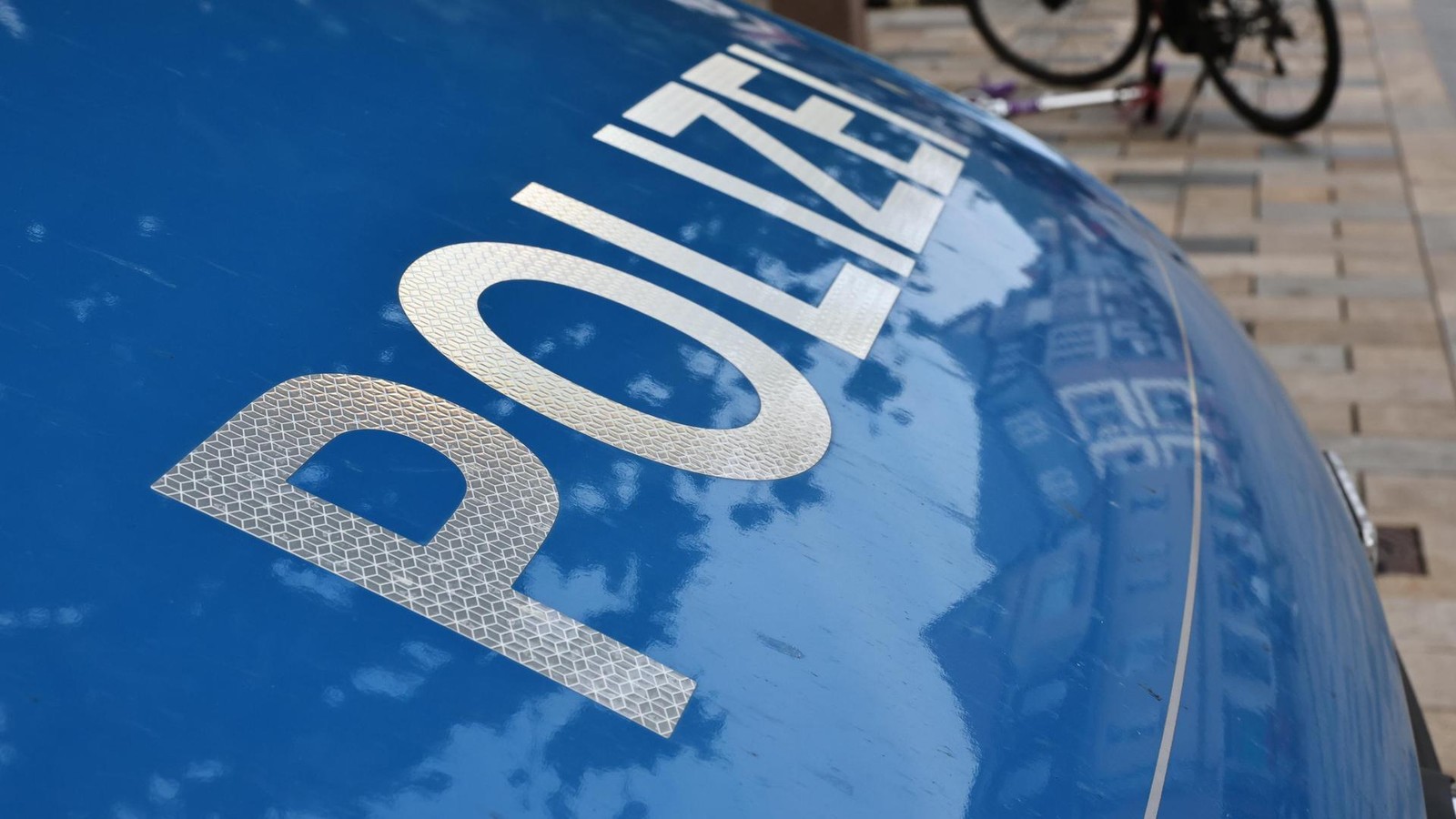 Saale-Holzland-Auto-mit-laufendem-Motor-stehen-gelassen-Wagen-brennt-komplett-aus