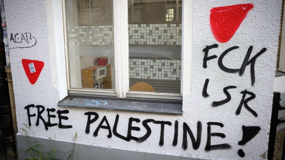 An zahlreichen Häusern in der Emser Straße in Berlin-Neukölln, unter anderem an der Begegnungsgaststätte Bajszel, sind rote Dreiecke, ein Zeichen der Hamas, und andere antisemitische und propalästinensische Parolen gesprüht. Antisemitische Schmierereien in Neukölln