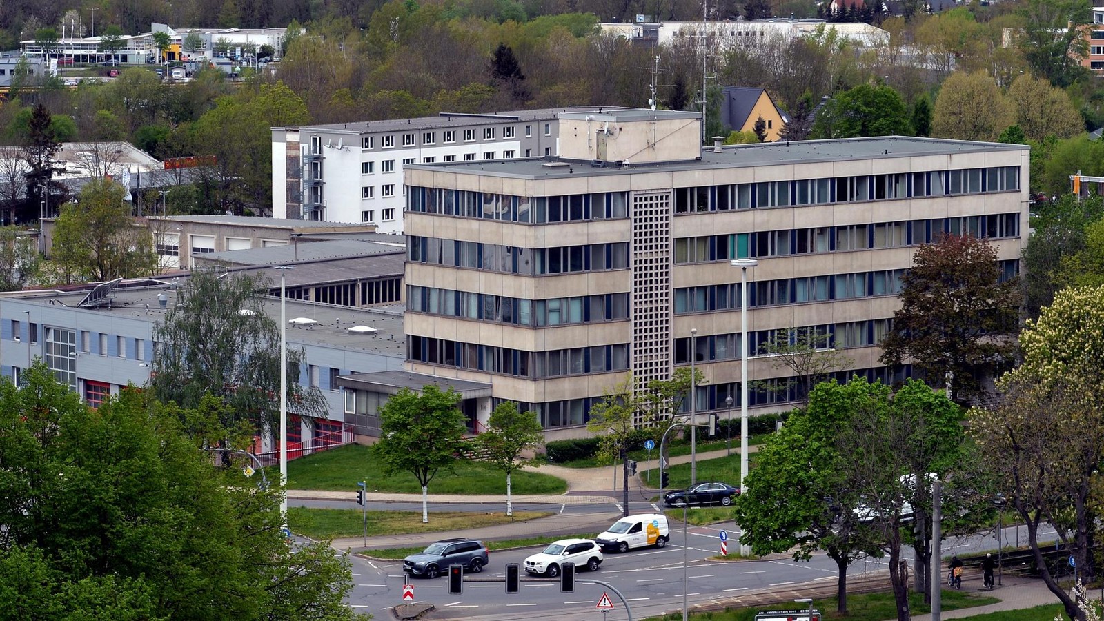 Im-Ausnahmezustand-Betrunkener-springt-in-Gera-vor-rollendes-Auto