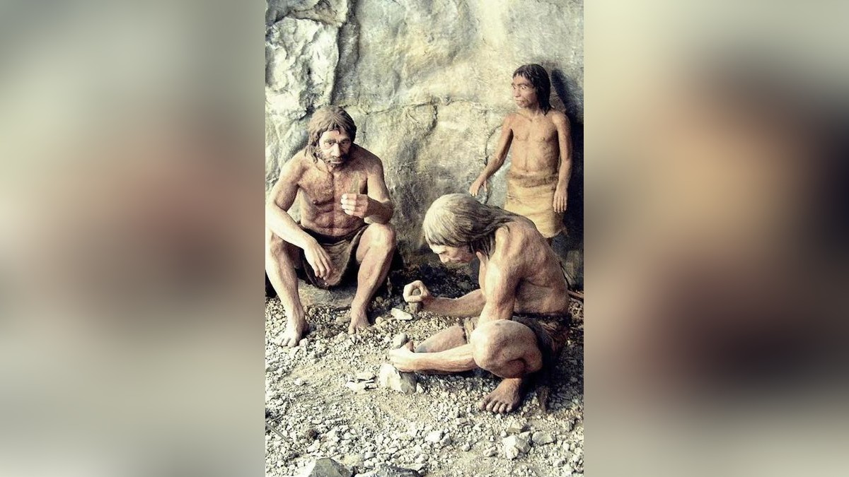Eine Rekonstruktion einer Neandertalerfamilie.