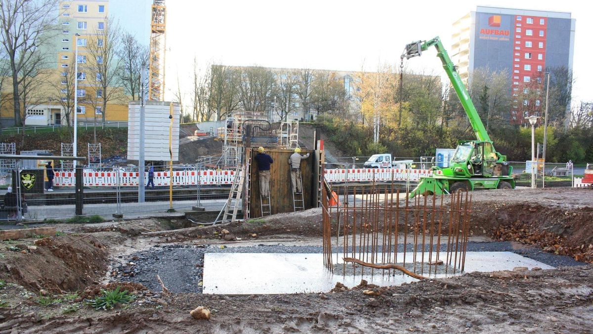 Pfeiler für neue Brücke in GeraLusan wachsen