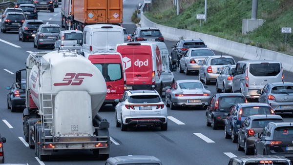 A7: Kilometerlanger Stau am Mittwochmorgen – Pendler stecken fest