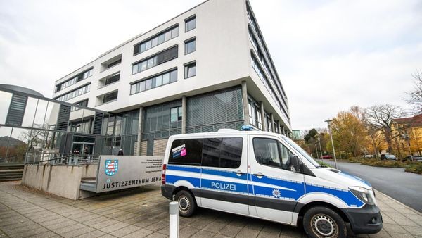 Član skrajne desničarske skupine 'Knockout 51' zanika obtožbe o poskusu umora