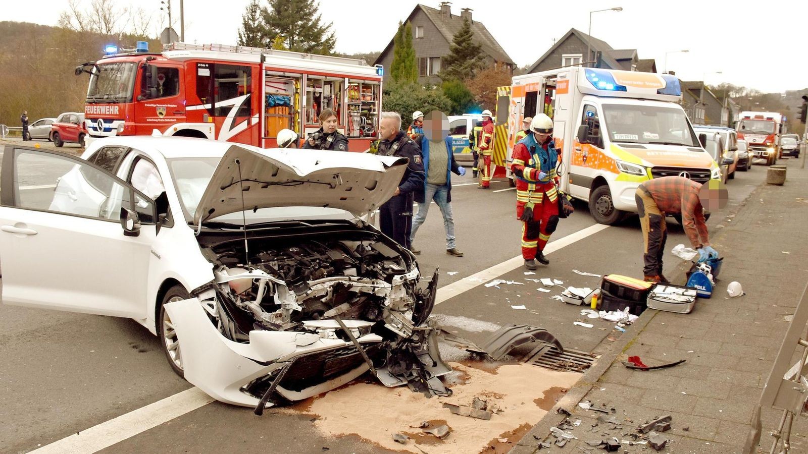 Bei-Siegen-Auto-rast-vor-Haus-Ersthelfer-reanimieren-Fahrer
