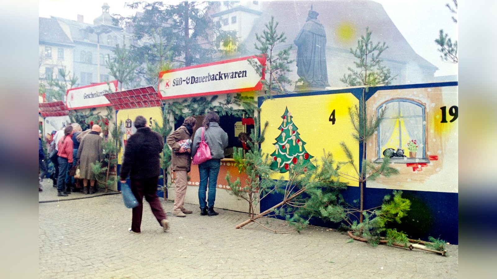 Karge-B-ume-Wie-der-Weihnachtsmarkt-in-Jena-einst-aussah