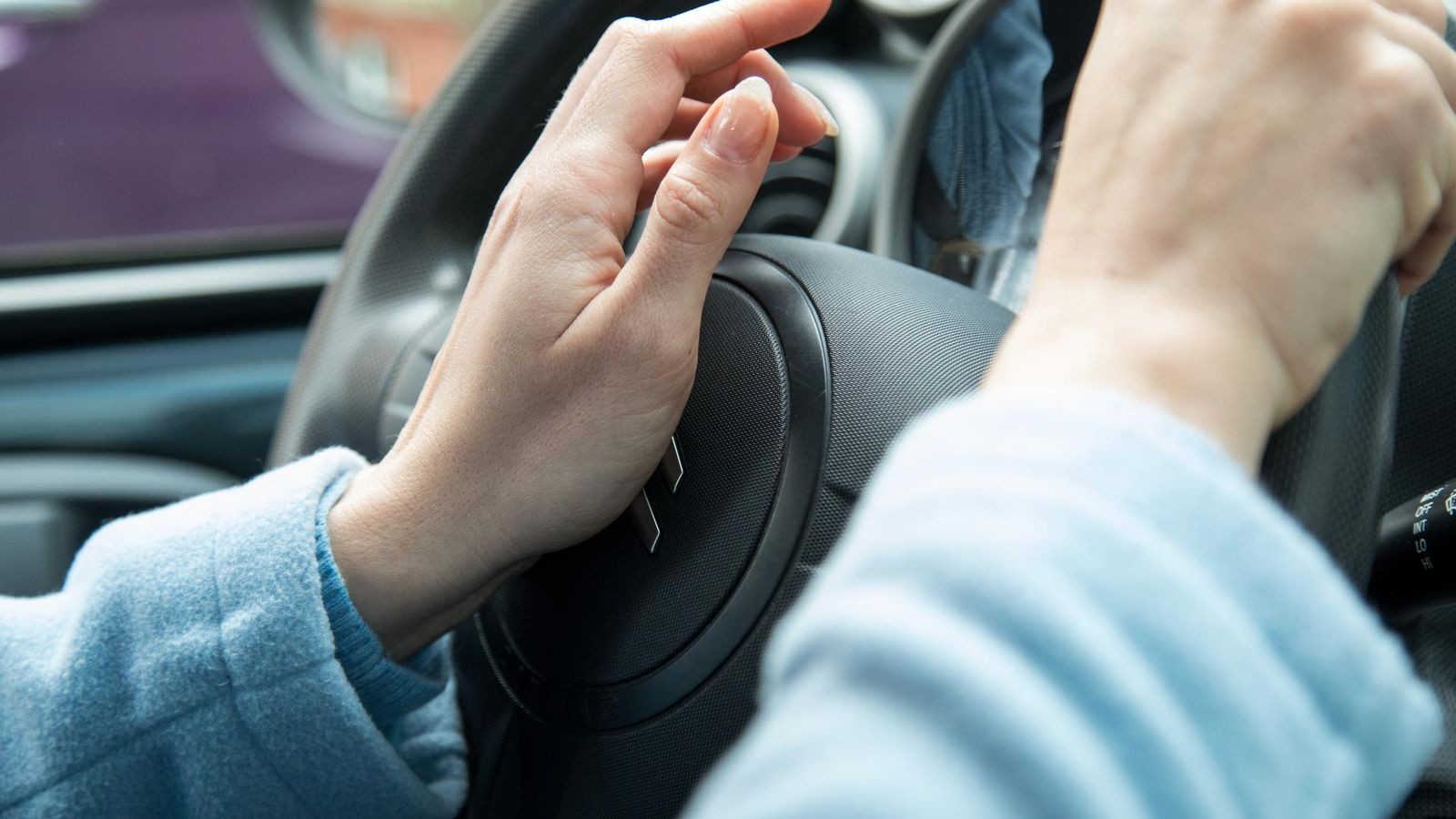 Sie-f-hrt-ihm-zu-schlecht-Ehemann-schl-gt-im-Auto-zu