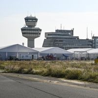 ARCHIV - 18.09.2024, Berlin: Auf einer Baurundfahrt des Hauptausschusses des Abgeordnetenhauses wird der Standort alter Flughafen Tegel besucht. In weißen Zelten befindet sich eine Flüchtlingsunterkunft für 5000 Menschen. (zu dpa: «Chef des Flüchtlingsamts: Brauchen Tegel bis mindestens 2026») Foto: Jens Kalaene/dpa +++ dpa-Bildfunk +++ ARCHIV - 18.09.2024, Berlin: Auf einer Baurundfahrt des Hauptausschusses des Abgeordnetenhauses wird der Standort alter Flughafen Tegel besucht. In weißen Zelten befindet sich eine Flüchtlingsunterkunft für 5000 Menschen. (zu dpa: «Chef des Flüchtlingsamts: Brauchen Tegel bis mindestens 2026») Foto: Jens Kalaene/dpa +++ dpa-Bildfunk +++