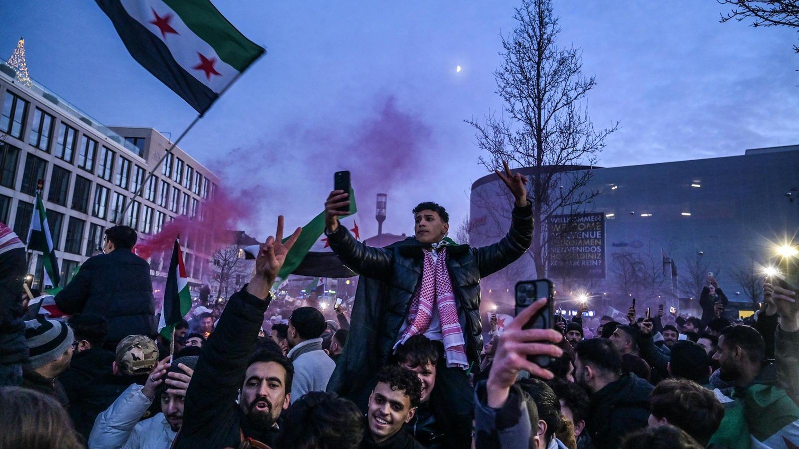 Gro-e-Kundgebung-in-Essens-Innenstadt-Mindestens-2500-Syrer-feiern-am-Sonntag