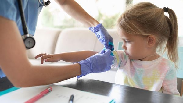 Bluthochdruck beim Kind: Diese Symptome sollten Eltern kennen