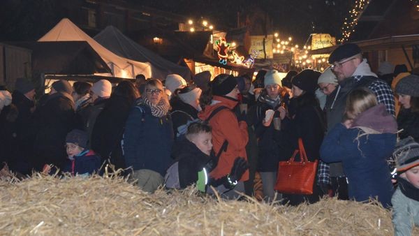 Weihnachtsmarkt am Schmuggelstieg: Endlich im Stroh toben!