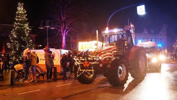 Weihnachtsmarkt: Leuchtender Trecker-Konvoi begeistert Besucher