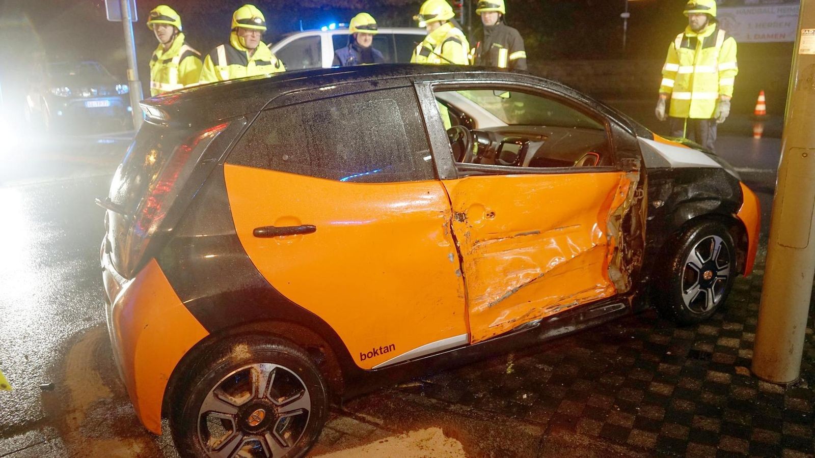 Neunkirchen-Auto-mit-Fahrerin-kippt-bei-Zusammensto-um