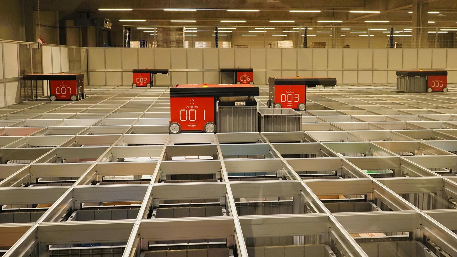 Neue-Halle-bei-Intermed-Roboter-stapeln-f-r-unsere-Gesundheit