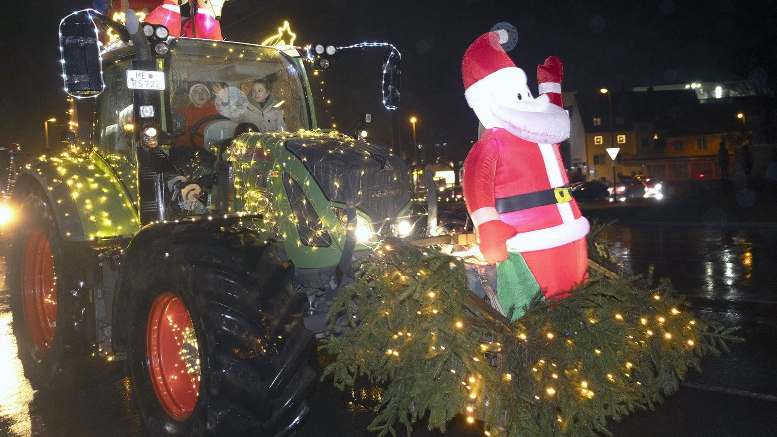 Beleuchtete-Trecker-f-r-Mika-M-lheim-ist-Ziel-von-doppelter-Lichterfahrt