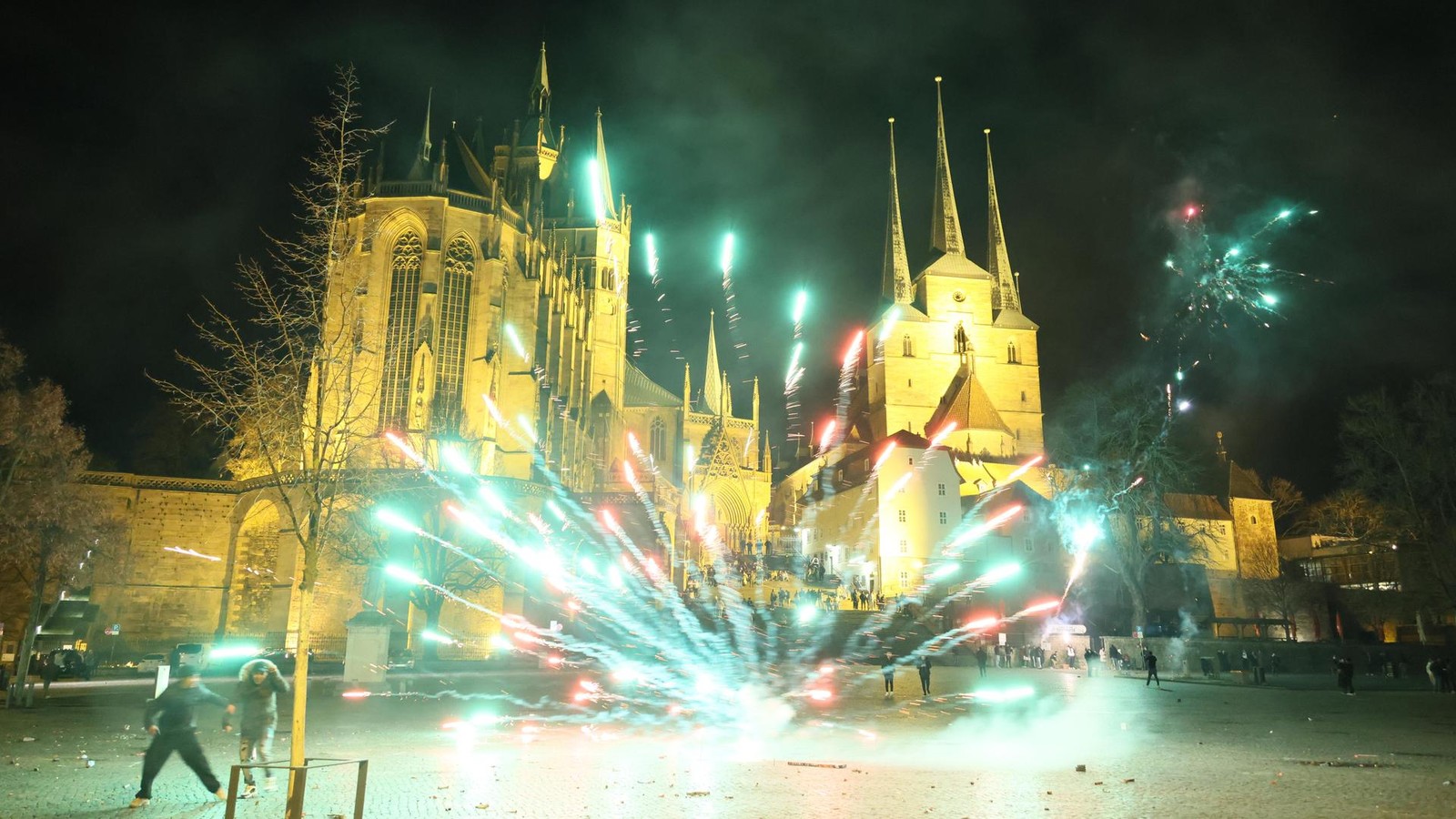 Gef-hrliche-B-llerei-am-Domplatz-Zwei-Streifen-bekommen-das-nicht-in-den-Griff-