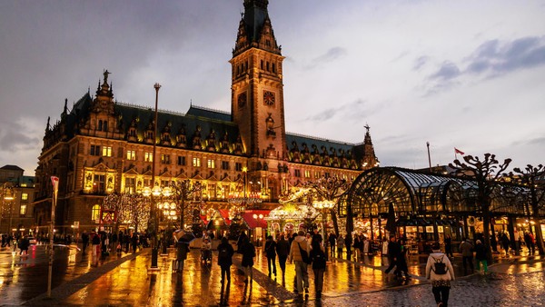 Weihnachtsmarkt am Rathaus eröffnet – Glühwein deutlich teurer