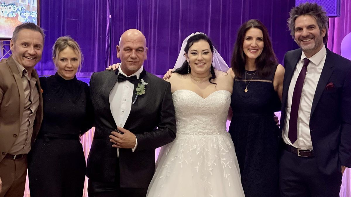 Da war die Welt noch in Ordnung: Der „Duisburger Jung“ Tom Barcal (3.v.l.) hatte am 19. November 2021 Stefanie Black geheiratet. Zur Feier kamen damals auch Bernie Kuhnt (links), als TV-Kommissar bekannt geworden, mit seiner Frau Sorina sowie RTL-Versicherungsdetektiv Patrick Hufen (rechts) mit Gattin Sabine.