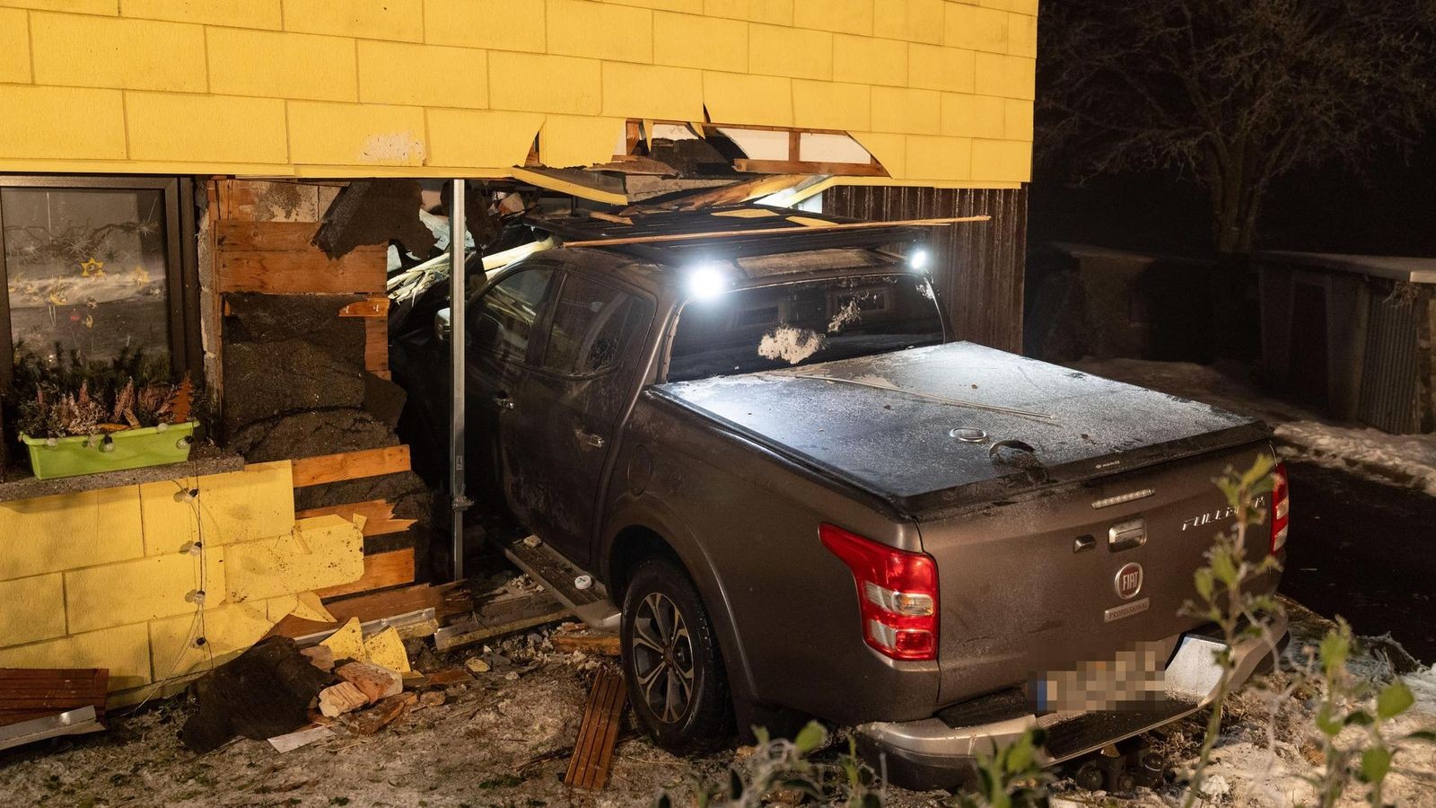 Pick-up-kracht-in-Neuhaus-in-Hauswand-Unfallfahrer-fl-chtet