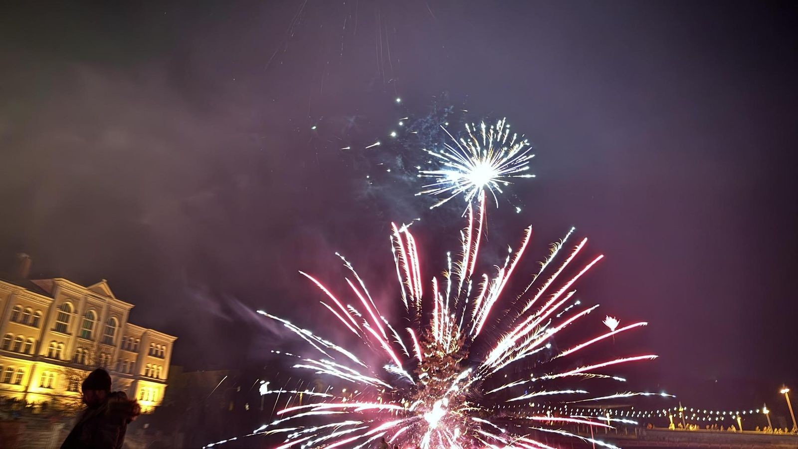 Nachrichten-f-r-den-Kreis-Greiz-Winterliches-Feuerwerk-im-Schlossgarten