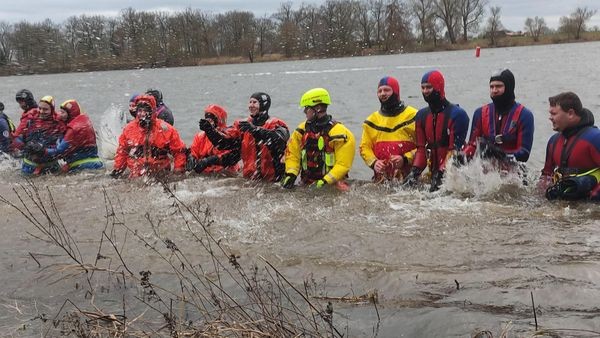 Neujahrsschwimmen: Bei Sturm und Wellengang in die Elbe