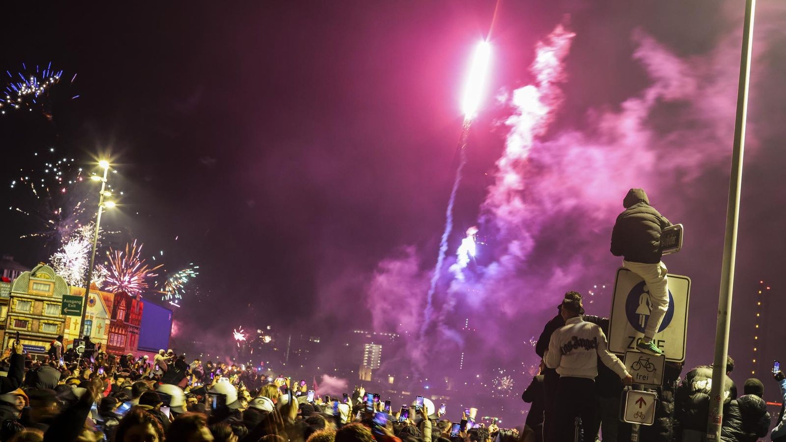Silvester-in-D-sseldorf-B-llerw-rfe-trotz-Verbot-So-feierte-die-Altstadt