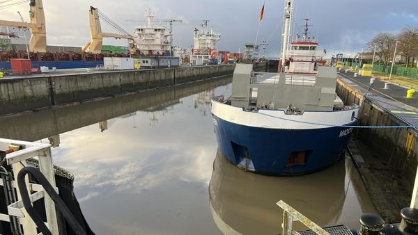 Schiffsunfall: Zwei Frachter kollidieren in der Kanalschleuse