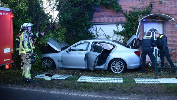 BMW kracht gegen Hauswand – Fahrer stirbt im Krankenhaus
