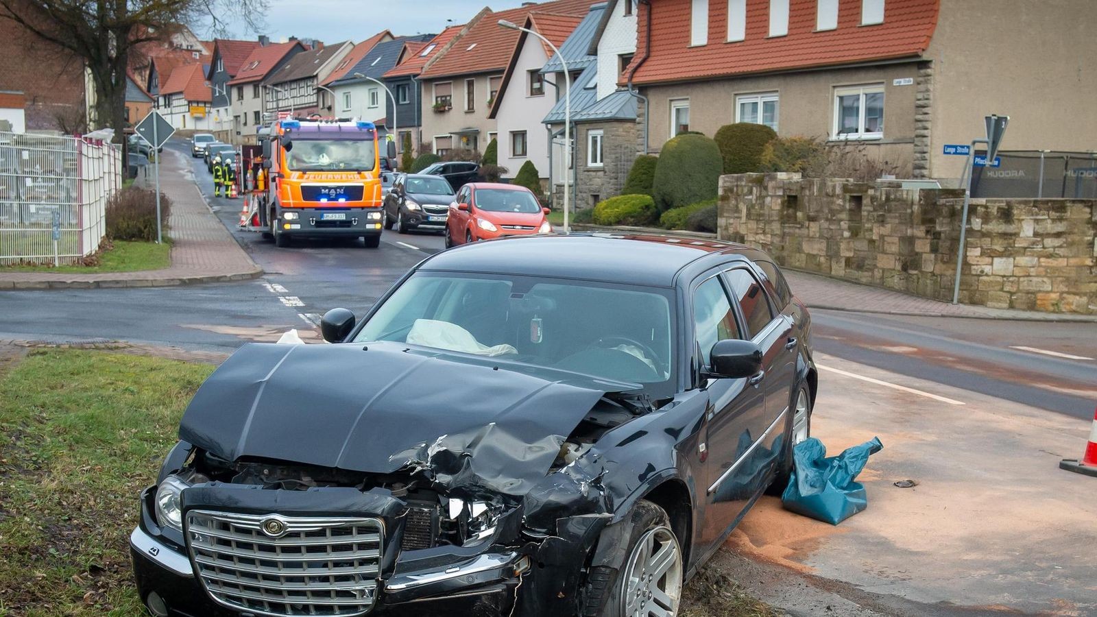 Eichsfeld-Unstrut-Hainich-Kreis-Stra-e-nach-Unfall-gesperrt-zwei-Menschen-verletzt