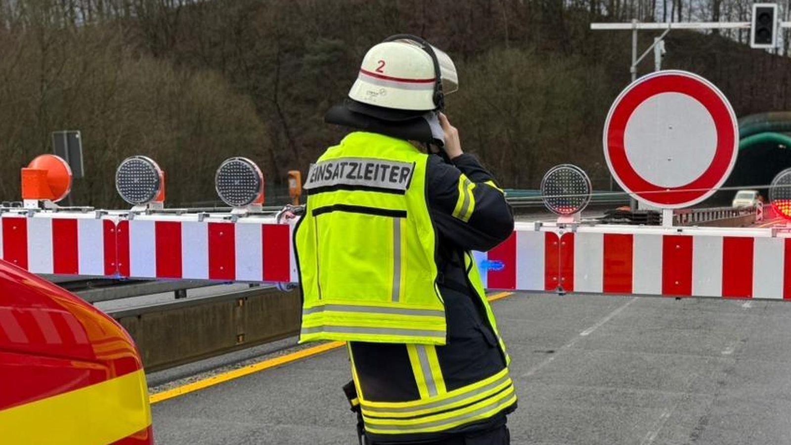 Brandalarm-mit-Feuerwehr-Einsatz-Tunnel-Olpe-auf-der-A46-bei-Meschede-gesperrt
