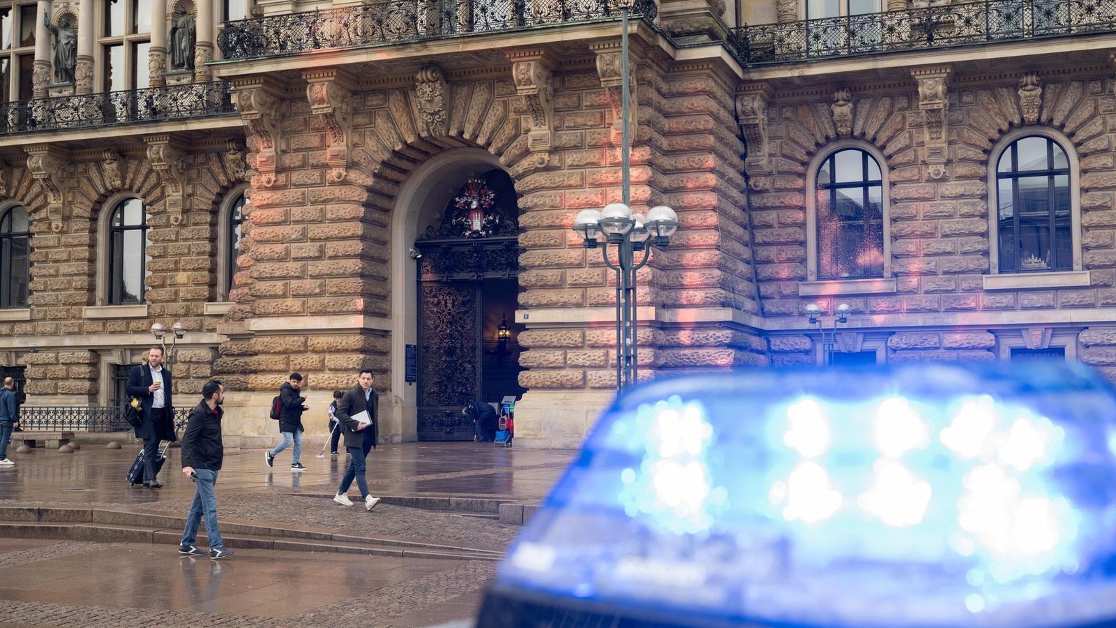 Klimaaktivist-bespr-ht-Rathaus-Hamburg-so-hoch-ist-die-Strafe