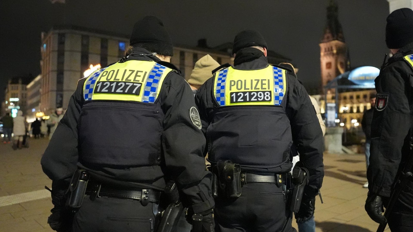 Bei-Demo-in-Hamburger-City-Polizeikr-fte-und-Unbeteiligte-verletzt