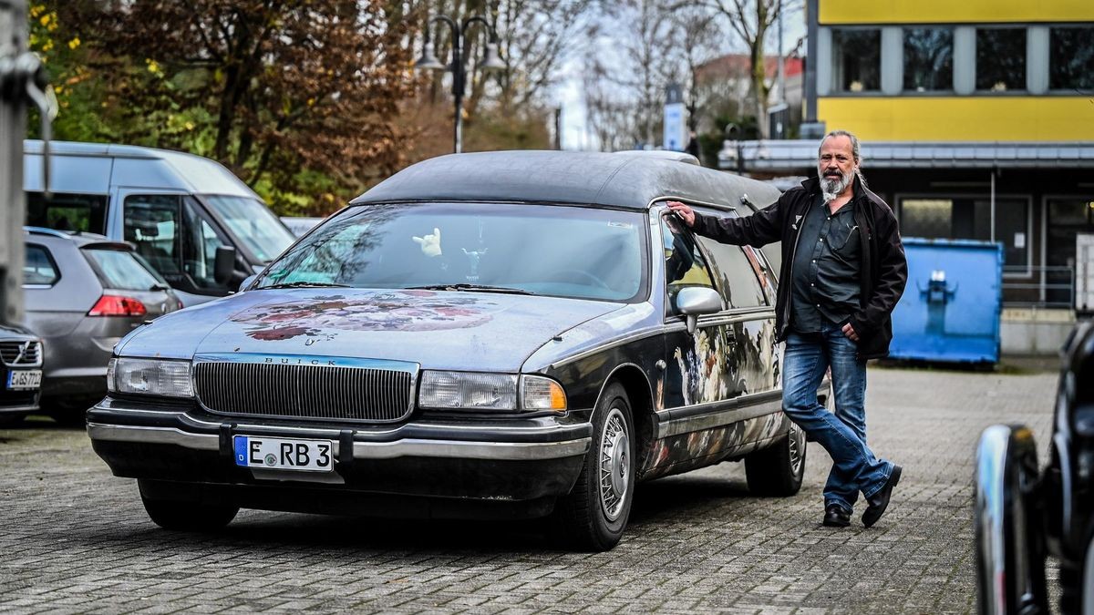 Matthias Gosepath aus Essen-Frillendorf mit seinem Spezialfahrzeug. 