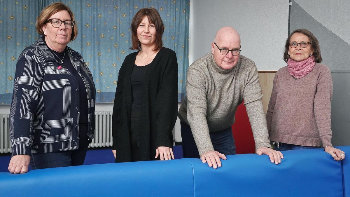 „Eine Spirale, wo es immer weiter nach unten geht“: Katja Heitmann (Evangelischer Kirchenkreis), Jasmin Budasz (AWO Unterbezirk), Christoph Grün (Caritas) und Bärbel Rakowski (Bauverein Falkenjugend, von links) sind Träger des Offenen Ganztags in Gelsenkirchen.