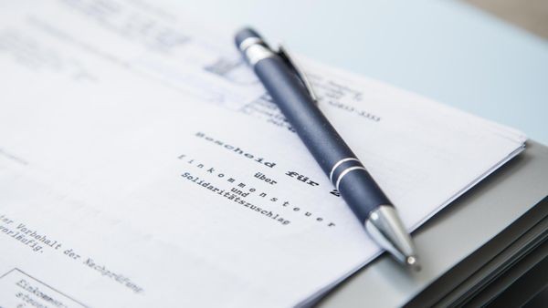 Lange Wartezeiten? So gut schneiden Berlins Finanzämter ab