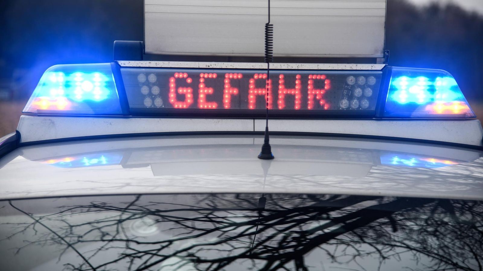 Gefahr-auf-der-A46-Polizei-bremst-Verkehr-auf-der-Autobahn-zum-Stillstand