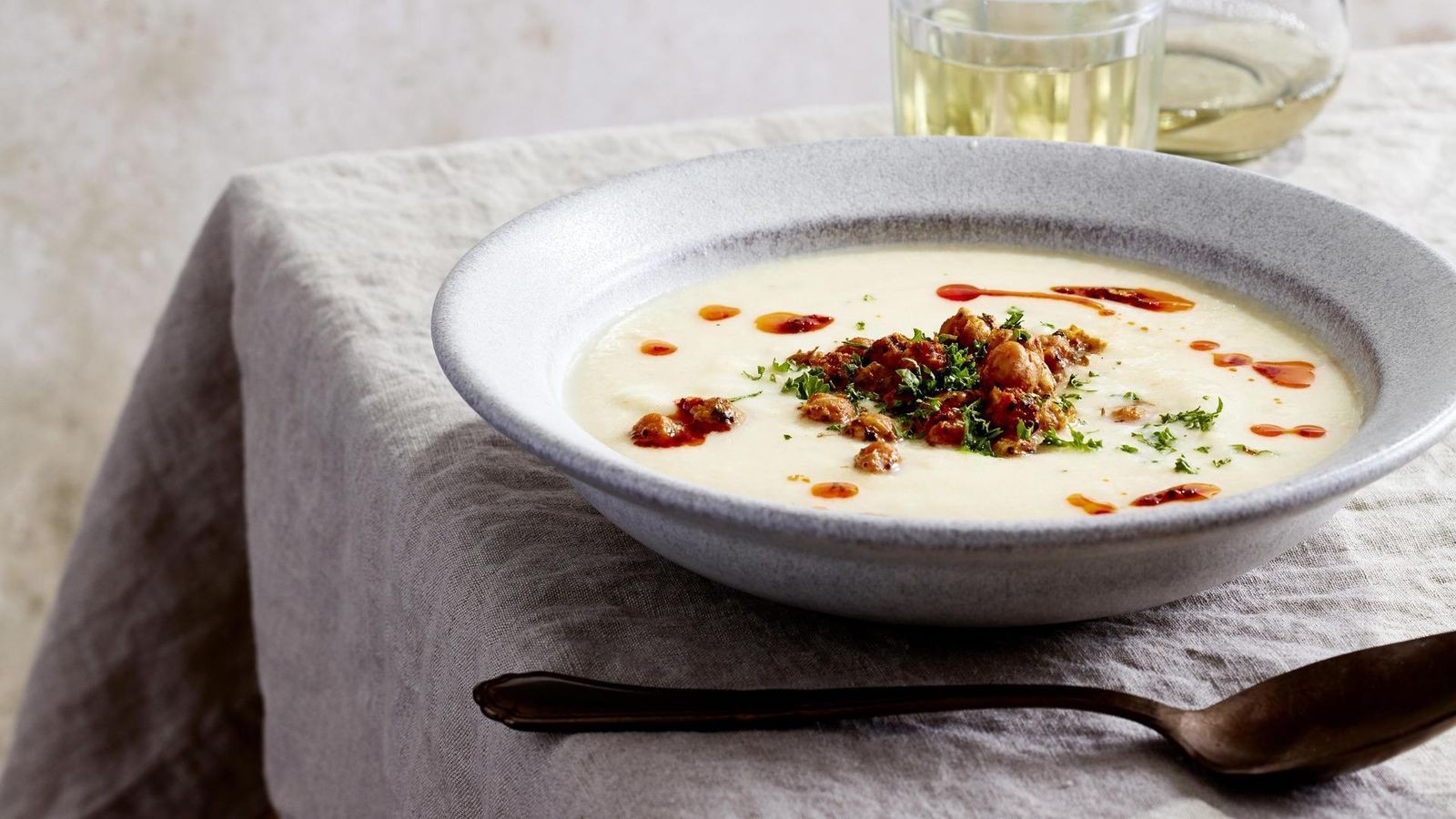 Rezept: Schlanke Blumenkohlcremesuppe mit spicy Kichererbsen-Croûtons ...