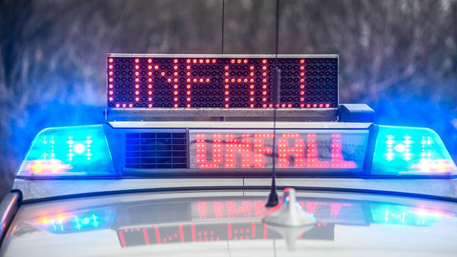 Drei-Verletzte-Esloher-prallt-mit-Auto-gegen-Felsen