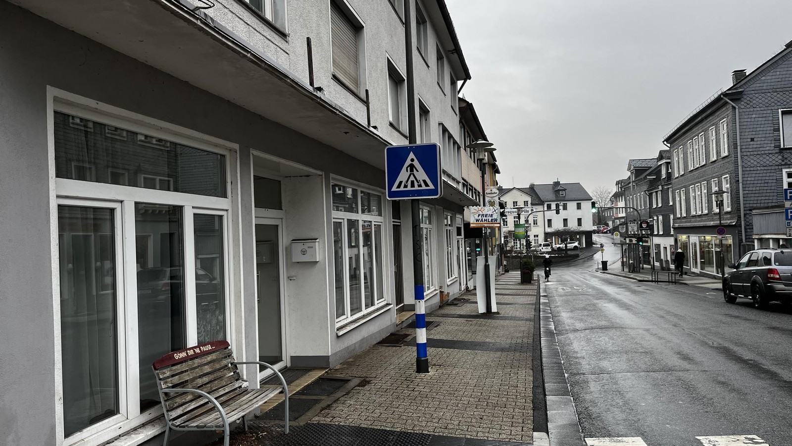 Siegen-Mann-auf-Zebrastreifen-mit-Auto-erfasst-Senior-f-hrt-einfach-weiter