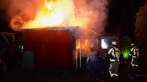 Meterhohe Flammen: Ferienhaus an der Elbe brennt nieder