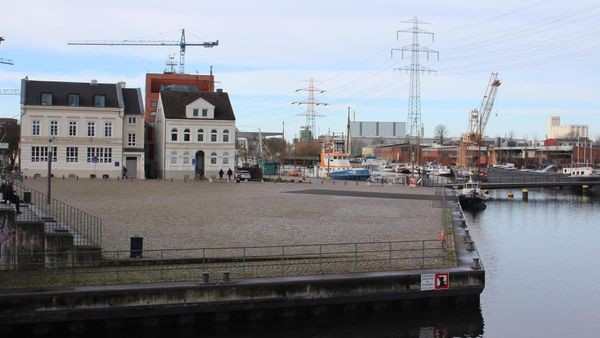 Drachenboote und Volleyballfeld: Was wird aus Harburgs Hafenplatz?