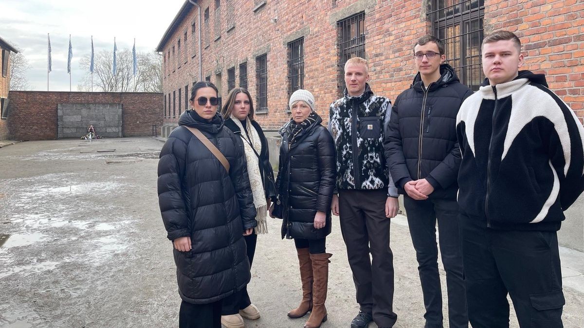 VW-Auszubildende mit ihren Betreuern in der Gedenkstätte Auschwitz. 