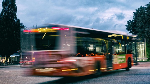 „Du bist tot!“: Messerangriff auf Busfahrerin – jetzt fällt das Urteil